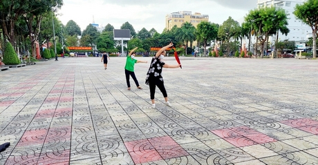 Quảng trường, công viên tươi vui trở lại khi người dân đã có thể lui tới tập thể dục.