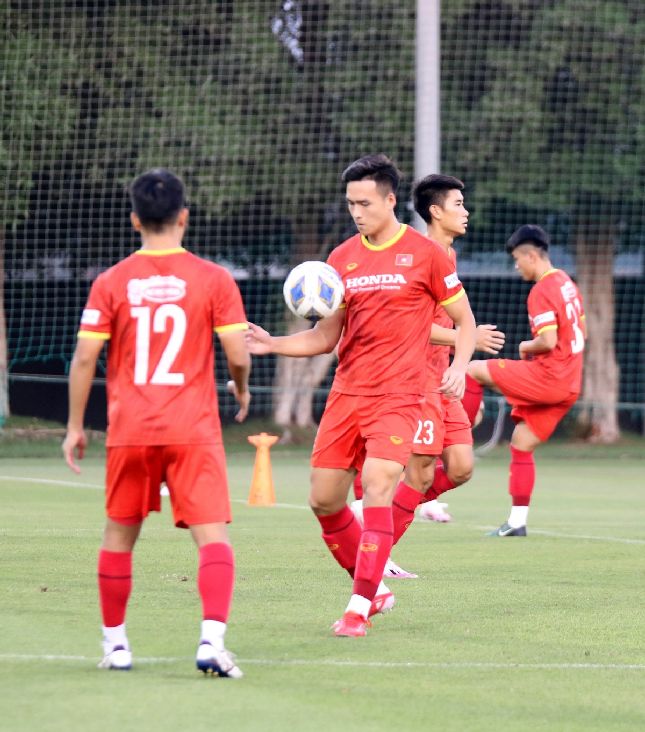 U23 Việt Nam chào đón 3 cầu thủ trở về từ ĐT Việt Nam gồm Bùi Hoàng Việt Anh, Lý Công Hoàng Anh và Nguyễn Văn Toản.