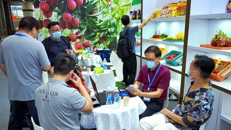  Khách hàng giao dịch tại Khu gian hàng Việt Nam tại triển lãm quốc tế.