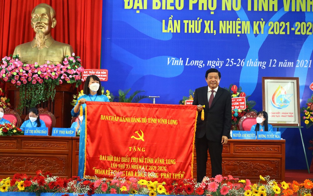 Bí thư Tỉnh ủy- Bùi Văn Nghiêm tặng bức trướng cho Hội LHPN tỉnh.