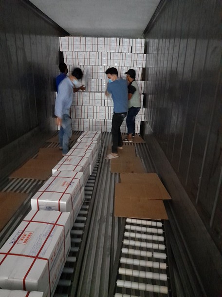  Chuyển tôm đông lạnh vào container đưa đi xuất khẩu tại một doanh nghiệp ở Sóc Trăng - Ảnh: KHẮC TÂM