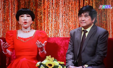 NSƯT Thanh Kim Huệ và nghệ sĩ Chí Tâm. Ảnh chụp qua ti vi