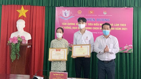 Lãnh đạo Sở GD- ĐT trao bằng khen của 2 cá nhân ở Vĩnh Long đạt giải.