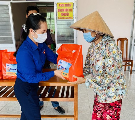    Phó Bí thư Tỉnh Đoàn- Nguyễn Thụy Yến Phương trao tặng túi an sinh cho người dân gặp khó bởi dịch bệnh.   