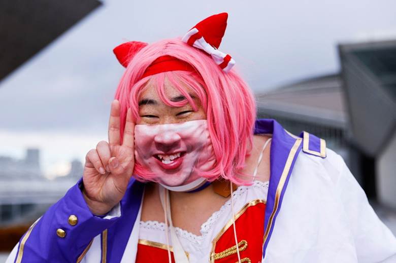 Trước sự lây lan trở lại của đại dịch do chủng Delta và Omicron, nhiều quốc gia đã cấm các hoạt động chào năm mới, trong khi một số còn lại cho phép. Trong ảnh: Một người đàn ông hóa trang tham gia sự kiện đón năm mới tại Tokyo, Nhật Bản.