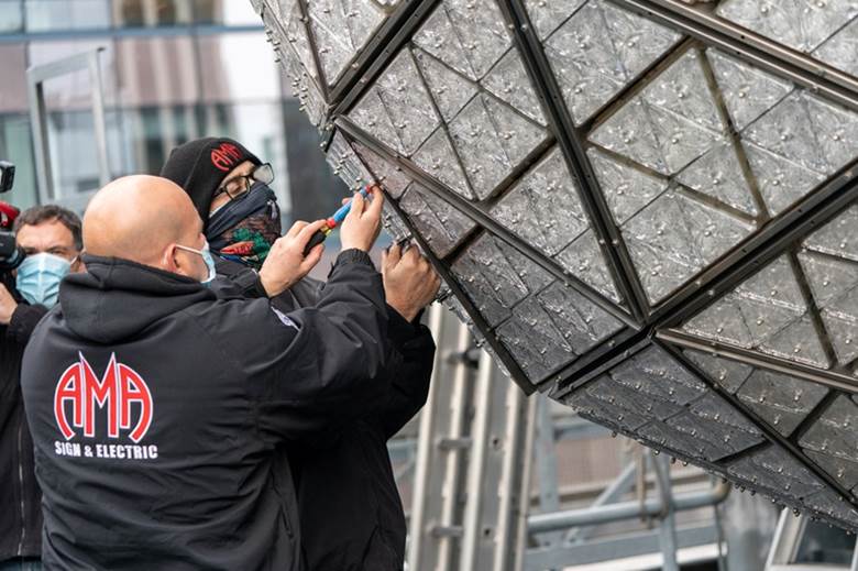 Các nhân viên chuẩn bị cho quả cầu thủy tinh sẽ thả xuống ở Quảng trường Thời Đại, New York, Mỹ vào đêm giao thừa.
