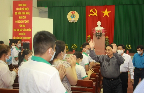 Thủ tướng Phạm Minh Chính chúc tết, tặng quà cho công nhân lao động nghèo ở Vĩnh Long