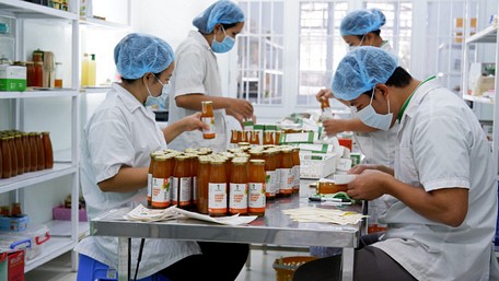  Các nhân viên trong phòng chế biến sản phẩm mật hoa dừa của Sokfarm - Ảnh: P.Đ.N