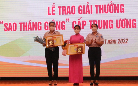 Chị Nguyễn Thụy Yến Phương- Phó Bí thư Tỉnh Đoàn, Chủ tịch Hội Sinh viên Việt Nam tỉnh trao giải thưởng “Sao Tháng Giêng” cấp Trung ương cho 2 cá nhân.