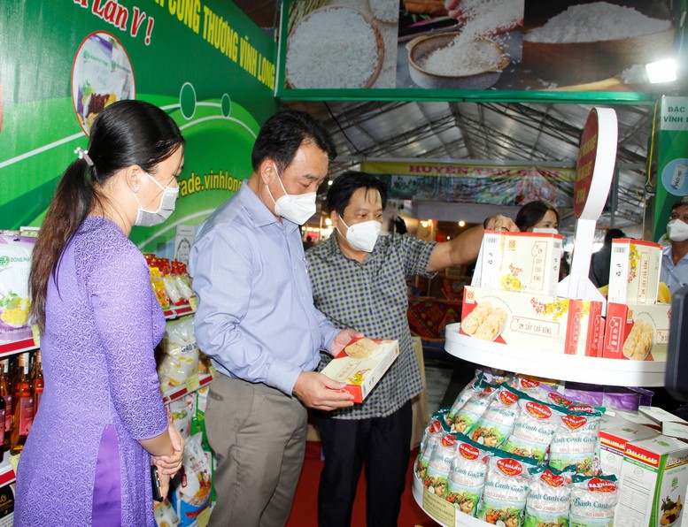 Chủ tịch UBND tỉnh Lữ Quang Ngời tham quan gian hàng trưng bày sản phẩm