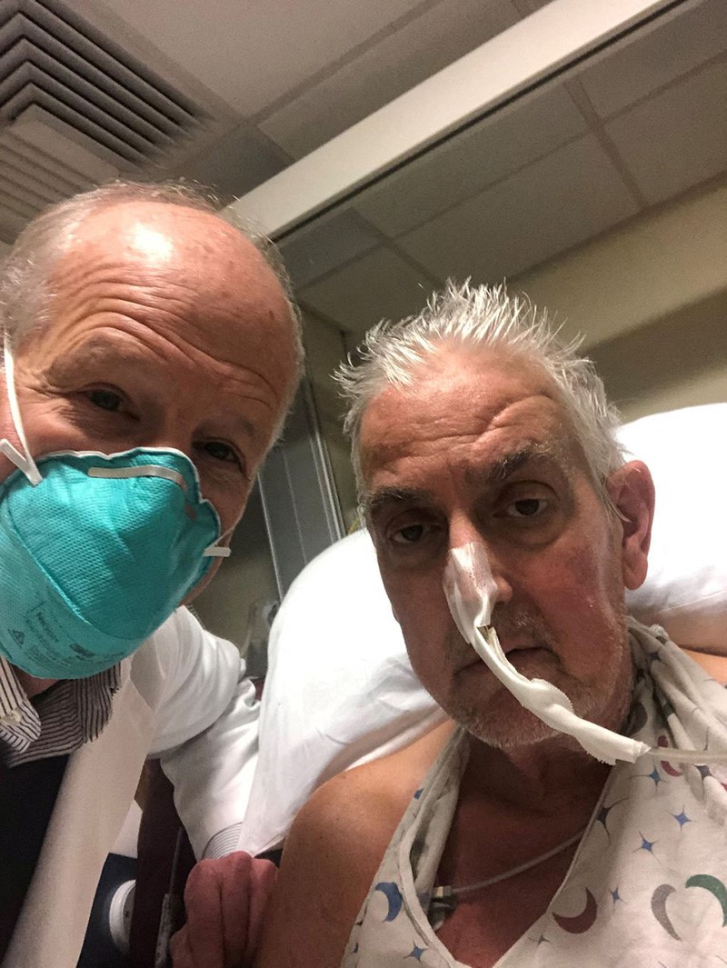 Ông Bennett chụp ảnh cùng bác sĩ Bartley P. Griffith trước khi bước vào ca phẫu thuật kéo dài 7 giờ. (Ảnh: Trung tâm y tế Đại học Maryland)