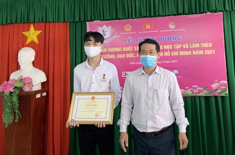 Nguyễn Chí Hiếu nhận khen thưởng trong cuộc họp trực tuyến tổng kết kỳ thi.