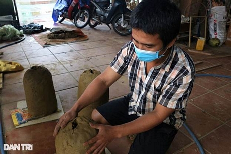 Nguyên liệu để làm tượng của làng gốm Thanh Hà là đất sét được phù sa bồi đắp trên sông Thu Bồn.