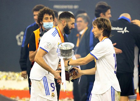 Benzema và Luka Modric là hai người hùng đã giúp Real Madrid lên ngôi - Ảnh: Reuters