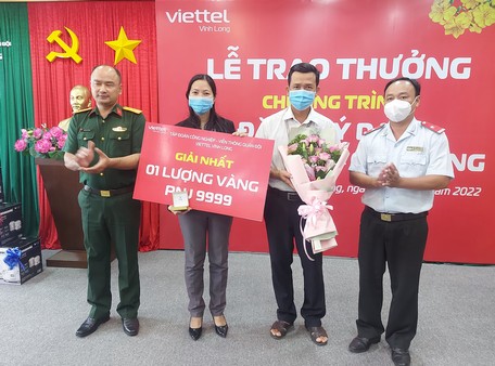  Đại diện Viettel Vĩnh Long trao giải nhất cho khách hàng Trần Minh Anh Thư.