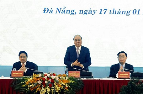  Chủ tịch nước Nguyễn Xuân Phúc, Thủ tướng Chính phủ Phạm Minh Chính, Chủ tịch Quốc hội Vương Đình Huệ đồng chủ trì hội thảo.