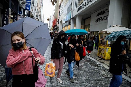 Người dân đeo khẩu trang qua lại trên con phố thương mại chính Ermou ở thủ đô Athens - Hy Lạp hôm 28/12/2021 Ảnh: REUTERS