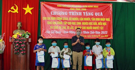 Ông Võ Thành Nhân- Phó Giám đốc Đài PT- TH Vĩnh Long trao học bổng cho học sinh nghèo hiếu học.