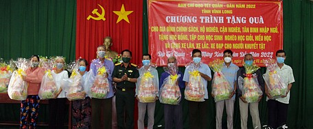 Đại tá Trần Hoàng Quân- Phó Chỉ huy trưởng Bộ Chỉ huy Quân sự tỉnh tặng quà cho các hộ nghèo.