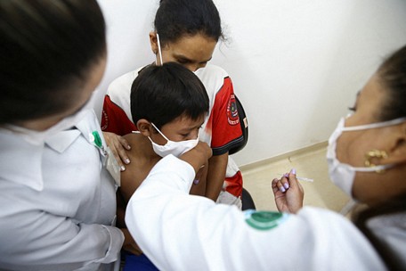  Một em bé 8 tuổi ở Brazil được tiêm vắc xin Pfizer/BioNTech - Ảnh: REUTERS