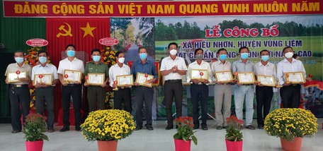 Ông Nguyễn Văn Minh- Tỉnh ủy viên, Phó Bí thư Thường trực Huyện ủy Vũng Liêm trao giấy khen cho các cá nhân xuất sắc.