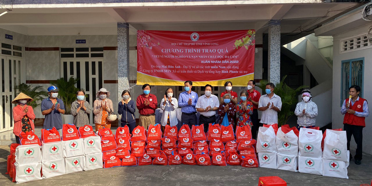 Hội Chữ thập đỏ tặng 100 phần quà cho các hộ có hoàn cảnh khó khăn ở TP Vĩnh Long.