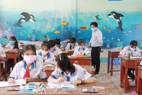 Học sinh lớp 9, Trường THCS thị trấn Trà Ôn tại phòng học đa chức năng.