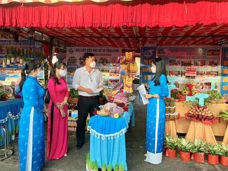 Các sản phẩm khởi nghiệp của Hội LHPN TP Vĩnh Long được trưng bày, giới thiệu sản phẩm với khách hàng.