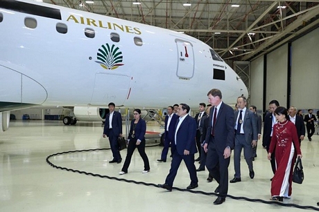 Chủ tịch kiêm Tổng Giám đốc Tập đoàn Embraer Francisco Gomes Neto tháp tùng Thủ tướng Phạm Minh Chính và đoàn đại biểu cấp cao thăm khu trưng bày các dòng máy bay và cơ sở hạ tầng sản xuất hiện đại của Embraer - Ảnh: VGP/Nhật Bắc