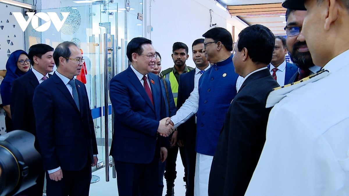 Đại diện Quốc hội Bangladesh đón Chủ tịch Quốc hội và đoàn Việt Nam 