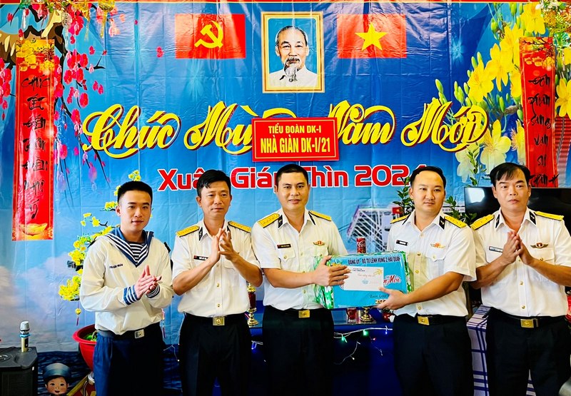 Đại tá Trần Chí Tâm (thứ 2, bên trái) trao quà Tết của Đảng ủy, Bộ Tư lệnh Vùng 2 Hải quân đến cán bộ, chiến sĩ đang làm nhiệm vụ trên biển.