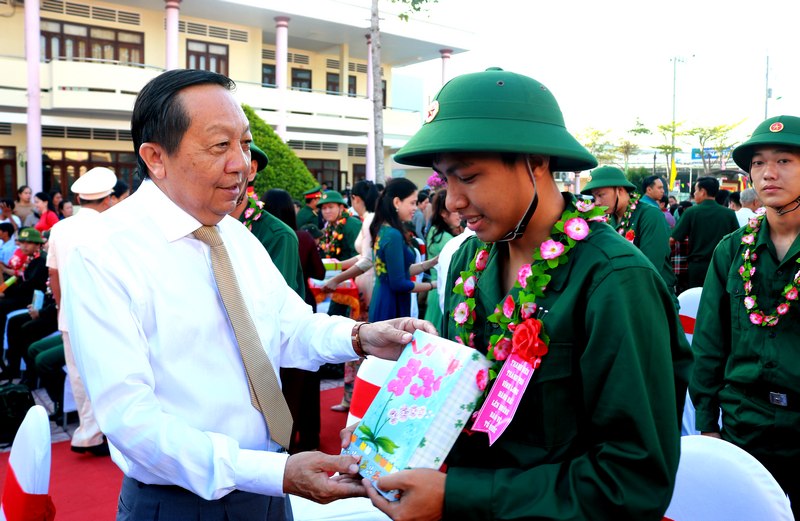 Phó Bí thư Thường trực Tỉnh ủy- Nguyễn Thành Thế tặng quà tân binh TP Vĩnh Long.