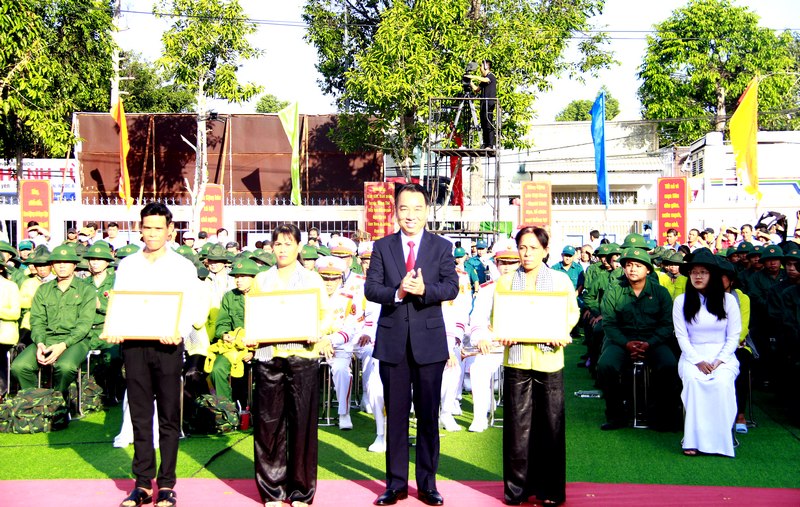Chủ tịch UBND tỉnh- Lữ Quang Ngời tặng bằng khen các gia đình tiêu biểu trong công tác tuyển chọn và gọi công dân nhập ngũ của huyện Mang Thít.