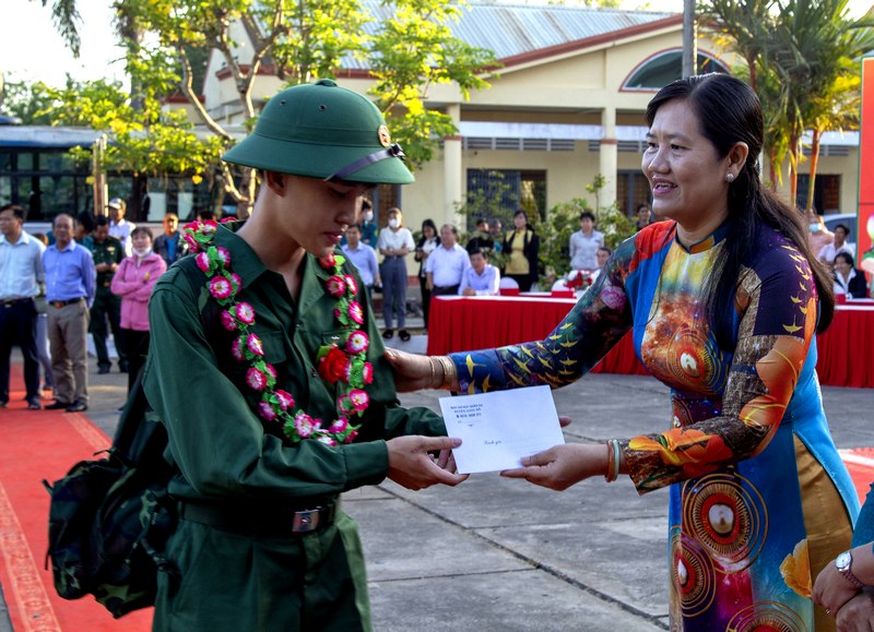 Bà Phan Thị Mỹ Hạnh- Chủ tịch UBND huyện Long Hồ tặng quà tân binh.