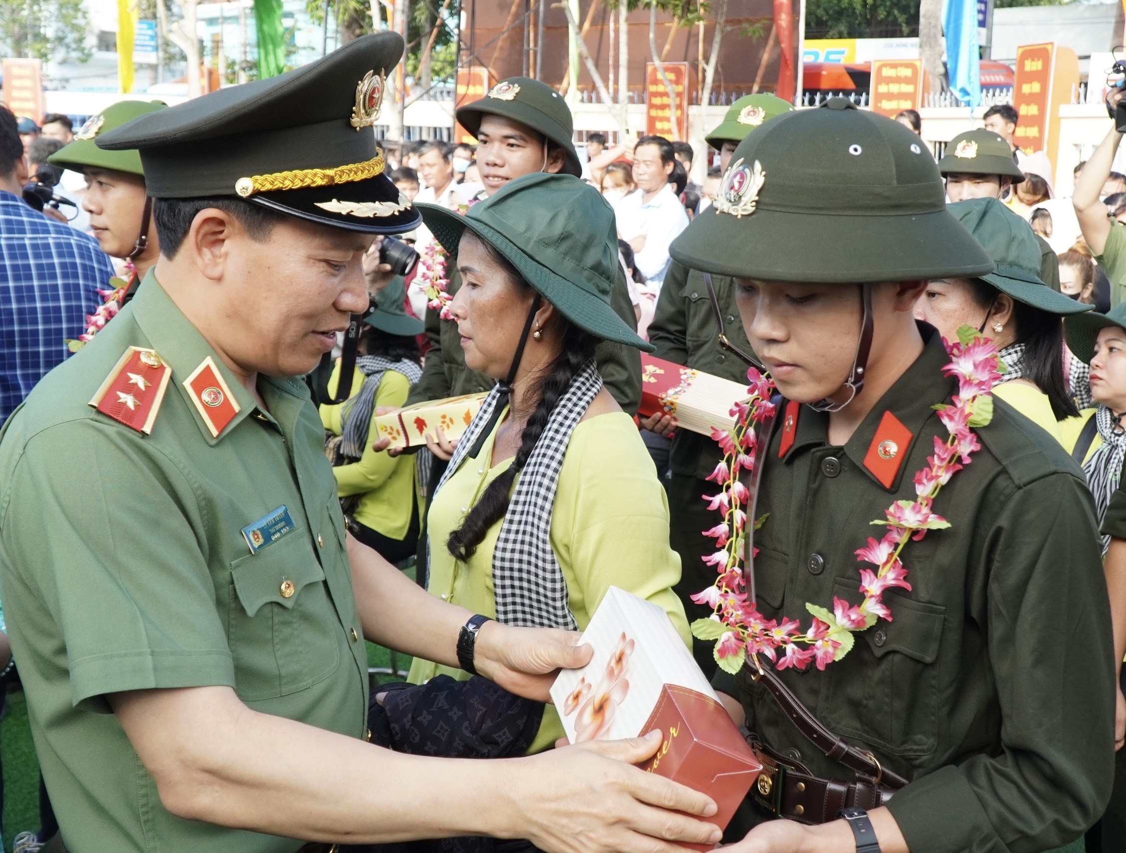 Trung tướng Lê Văn Tuyến- Thứ trưởng Bộ Công an tặng quà tân binh huyện Mang Thít.