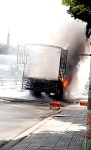 Xe tải bốc cháy khi đang lưu thông
