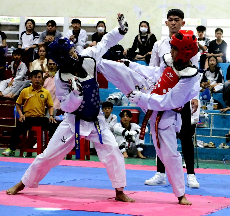 Các VĐV tranh tài ở nội dung đối kháng của môn taekwondo.