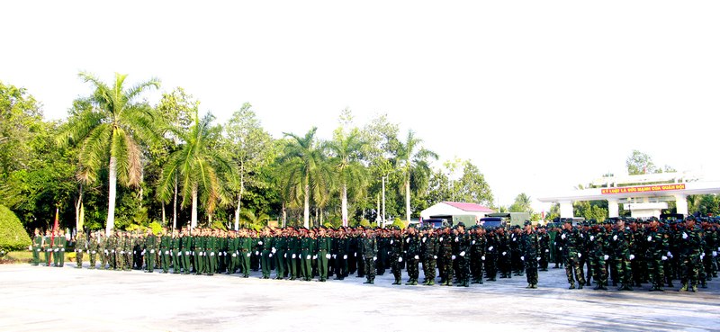 Cán bộ, chiến sĩ lực lượng vũ trang tại lễ ra quân huấn luyện.