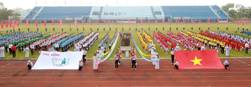 Các đoàn VĐV tham dự Hội khỏe Phù Đổng tỉnh Vĩnh Long lần thứ XIII năm 2024 thực hiện nghi thức chào cờ.
