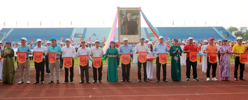 Trao cờ lưu niệm cho các đoàn VĐV tham dự Hội khỏe Phù Đổng tỉnh Vĩnh Long lần thứ XIII năm 2024.