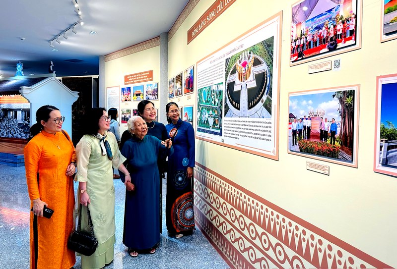Cán bộ lãnh đạo nữ Vĩnh Long qua các thời kỳ tham quan khu trưng bày các hình ảnh sự kiện và các cổ vật thời đại Hùng Vương.