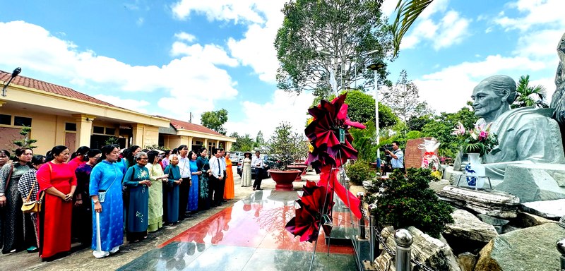 Đoàn cán bộ hội, cán bộ nữ đến thắp hương Tượng đài Mẹ Việt Nam anh hùng Nguyễn Thị Ngọt tại huyện Tam Bình (Vĩnh Long).