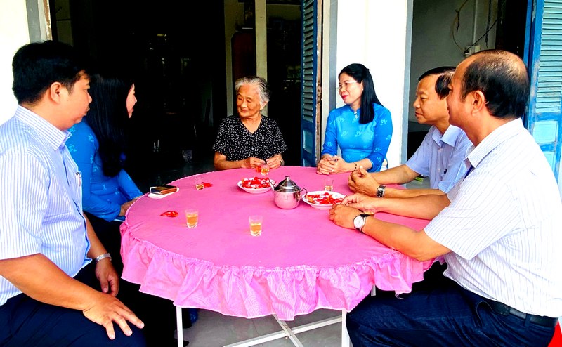 Hội LHPN tỉnh thăm gia đình Mẹ Nguyễn Thị Ngọt tại xã Phú Lộc, huyện Tam Bình.
