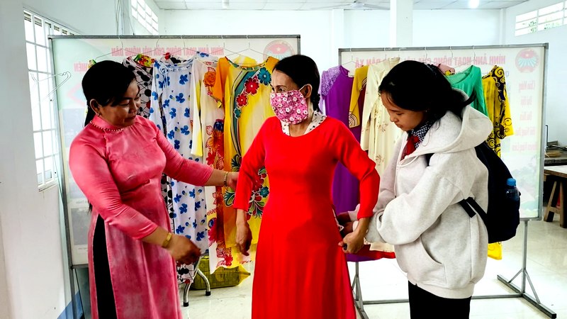 Tại nhiều nơi trong tỉnh xuất hiện mô hình “Tủ áo dài 0Đ”, nhằm góp phần lan tỏa áo dài đến nhiều hội viên hội phụ nữ và chị, em phụ nữ có hoàn cảnh khó khăn.