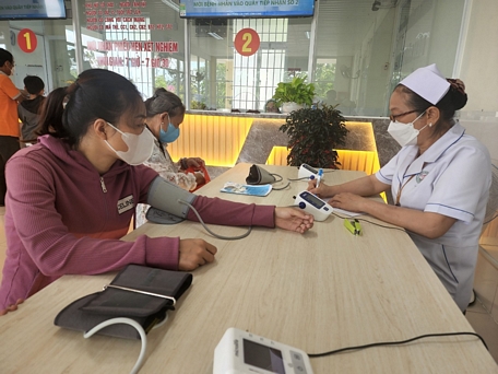 Bệnh nhân khám tăng huyết áp tại Trung tâm Y tế huyện Mang Thít.