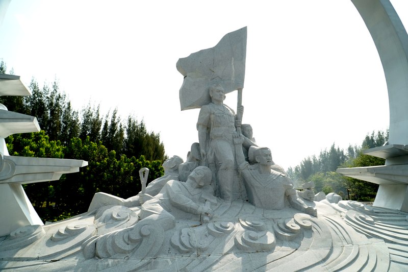 Khu tưởng niệm Chiến sĩ Gạc Ma rộng 2,5 ha, được xây dựng trên ngọn đồi cát, phía đông đại lộ Nguyễn Tất Thành. Tại đây, cụm tượng đài 
