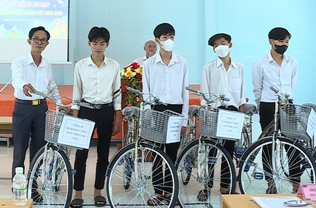 Ông Nguyễn Thành Tâm- Phó Bí thư Thường trực Huyện ủy, Chủ tịch HĐND huyện Mang Thít, trao xe đạp hỗ trợ các em học sinh.