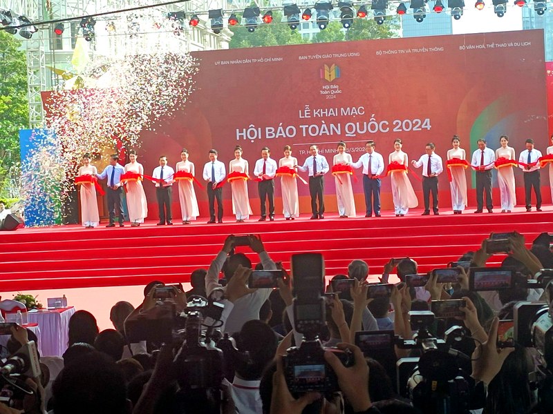 Lãnh đạo Đảng, Nhà nước, lãnh đạo TP Hồ Chí Minh và lãnh đạo báo chí cắt băng khai mạc Hội báo toàn quốc 2024.