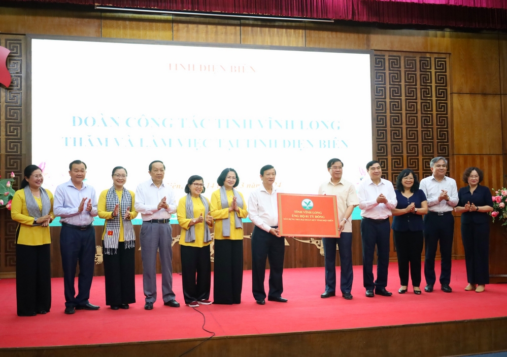 Lãnh đạo tỉnh Vĩnh Long trao tặng kinh phí 1 tỷ đồng xây dựng nhà đại đoàn kết tại tỉnh Điện Biên.