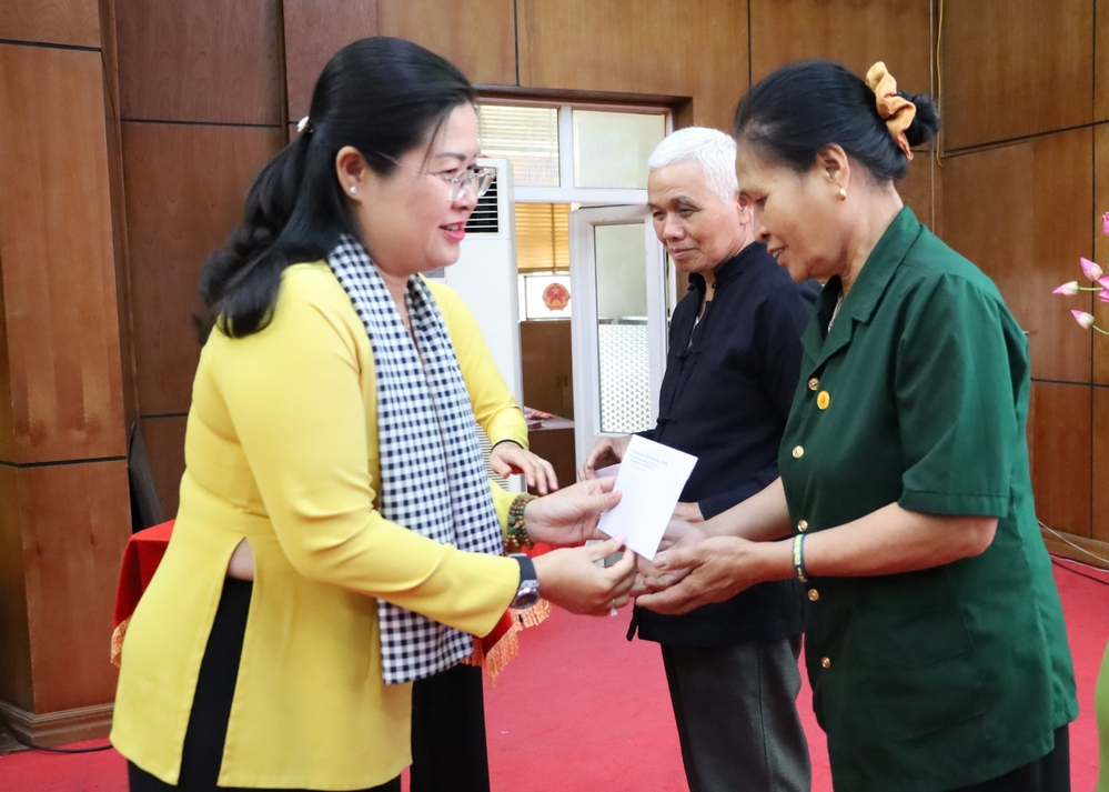 Lãnh đạo tỉnh Vĩnh Long tặng quà 100 gia đình chính sách và 200 lá cờ Tổ quốc cho Bộ đội Biên phòng tỉnh Điện Biên.